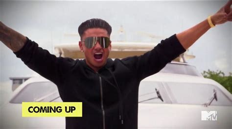 Anyone know what sunglasses Pauly D was wearing .